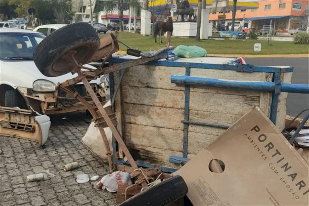 Cavalo que puxava carroça causa acidentes e deixa dois feridos