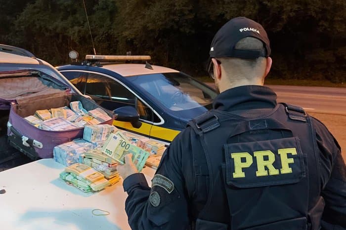 PRF intercepta em Santa Maria carro que estaria em fuga para o Uruguai com R$ 1,5 milhão furtados de banco