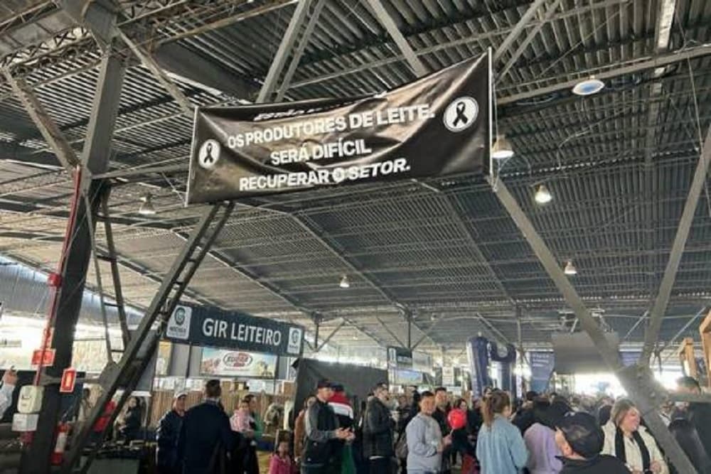 Produtores de leite erguem faixa em protesto as condições atuais na bacia leiteira na expointer
