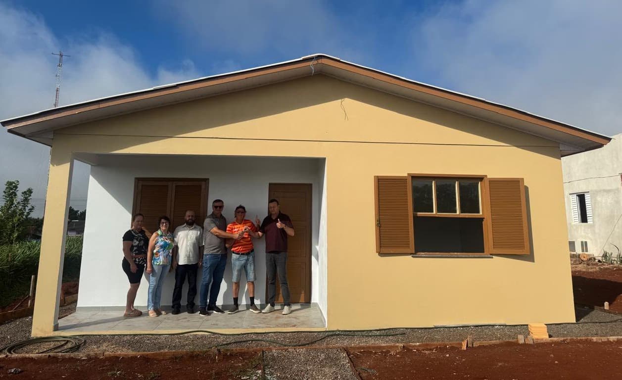 Prefeitura de Sede Nova entrega casas reconstruídas a famílias atingidas pelo ciclone