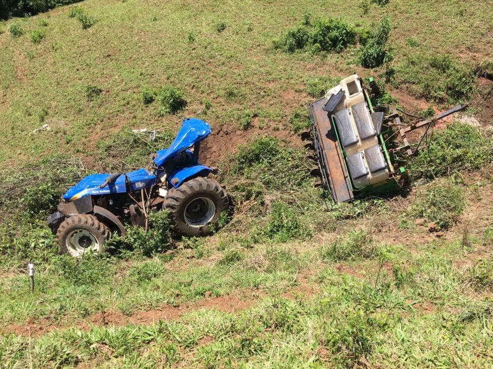 Funcionário público morre após trator e plantadeira tombar em Erval Seco