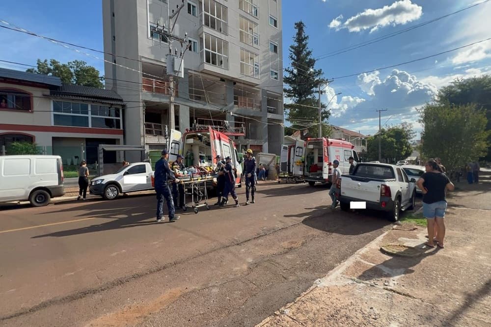 Dois trabalhadores ficam feridos após desabamento de laje em obra no centro de Ijuí