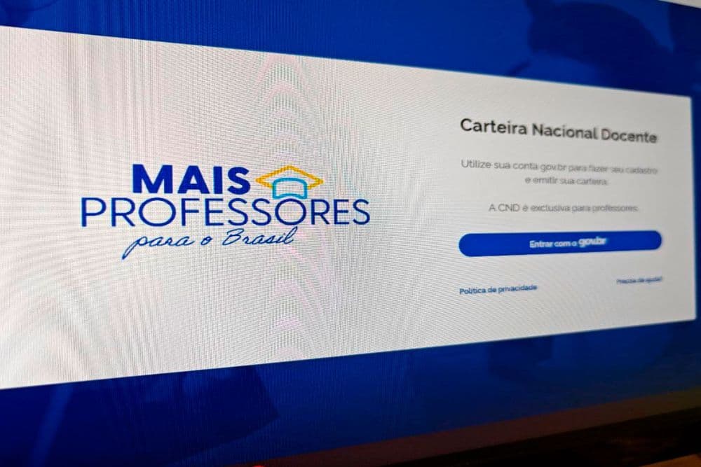 Carteira Nacional do Professor dará desconto em shows, cinemas e hotéis; saiba como solicitar documento