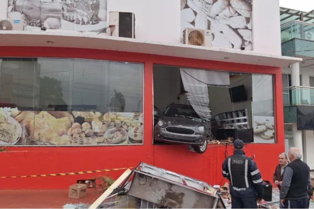 Carro invade padaria e deixa ao menos três feridos em Ijuí