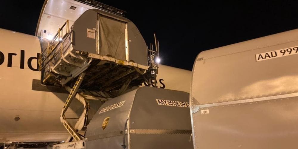 Lote com 936 mil doses de vacina da Pfizer chega ao Brasil