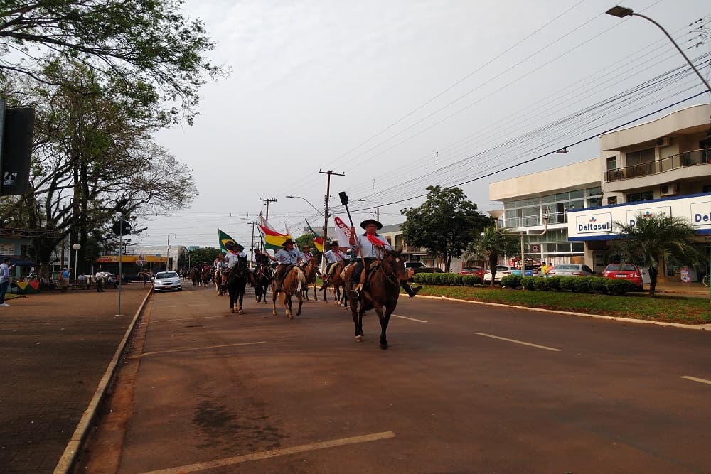 Tradicionalistas com a Chama Crioula