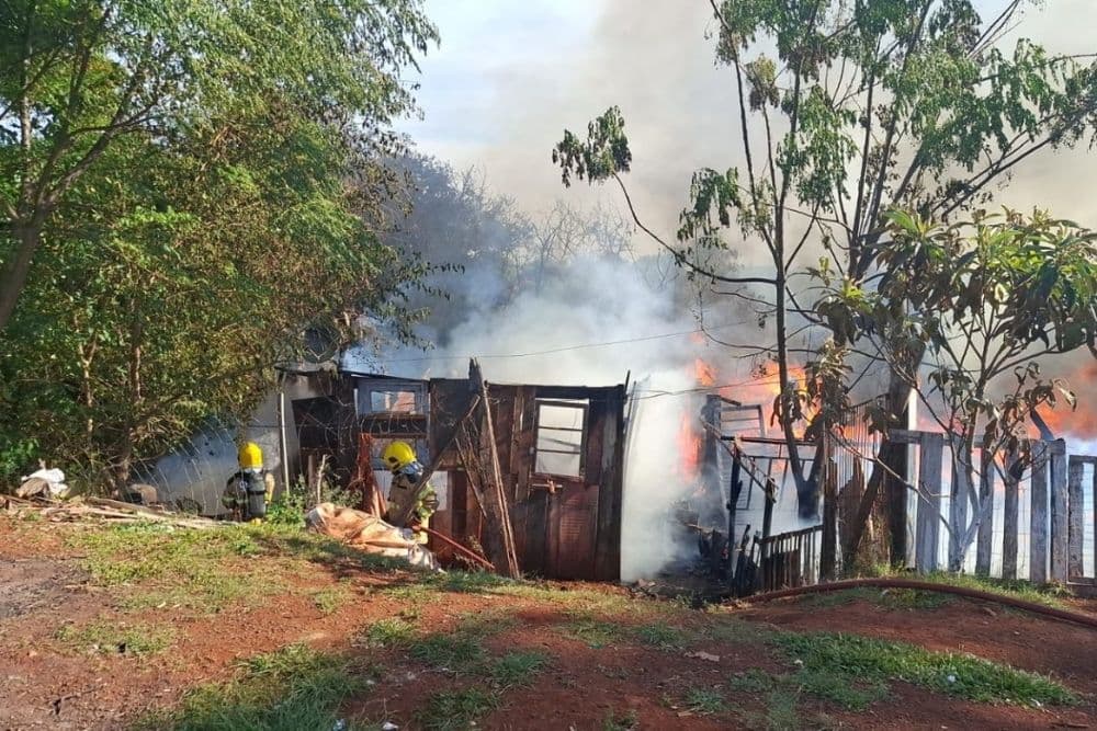 Incêndio destrói três casas no bairro Luis Fogliatto de Ijuí