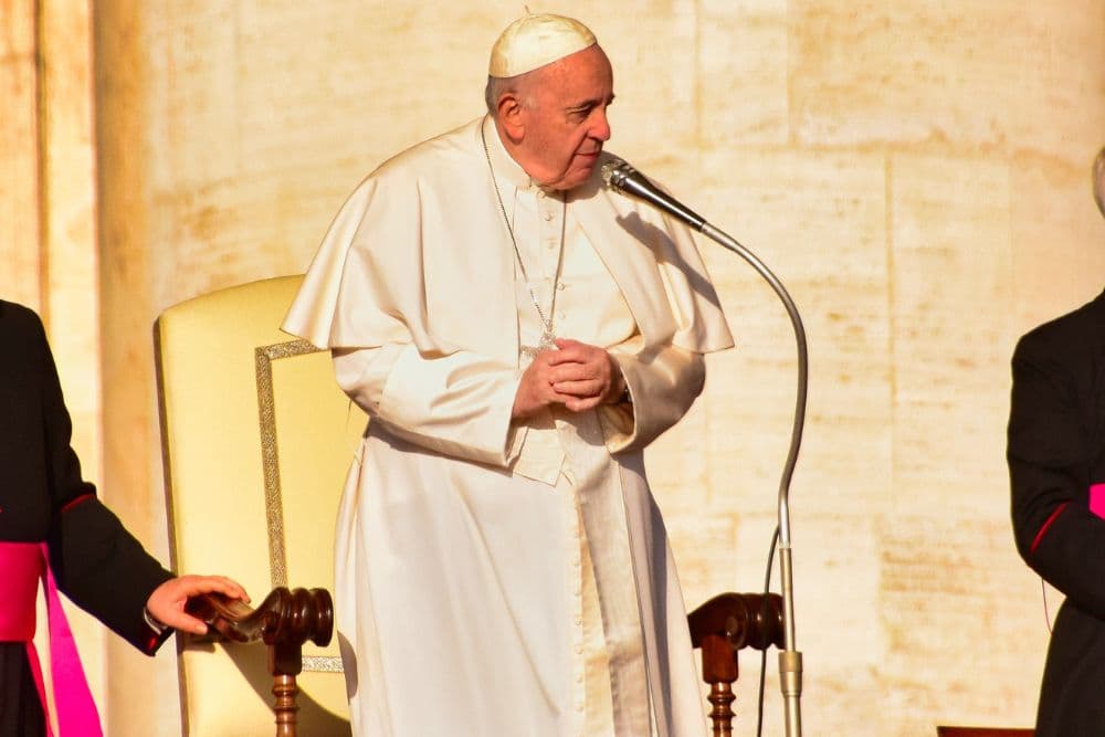 Papa Francisco é internado em Roma para tratar bronquite