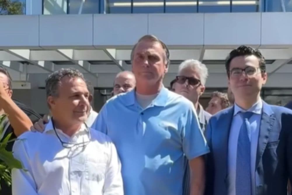 Bolsonaro deixa hospital após três semanas internado por cirurgia no intestino