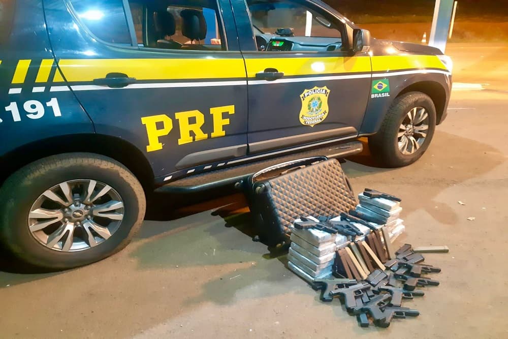 PRF e BM prendem criminoso com cocaína, pistolas automáticas e carregadores