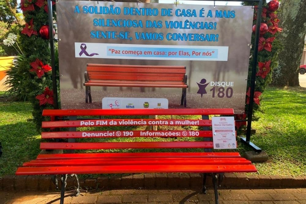 Santo Augusto inaugura Banco Vermelho — símbolo internacional de enfrentamento ao feminicídio