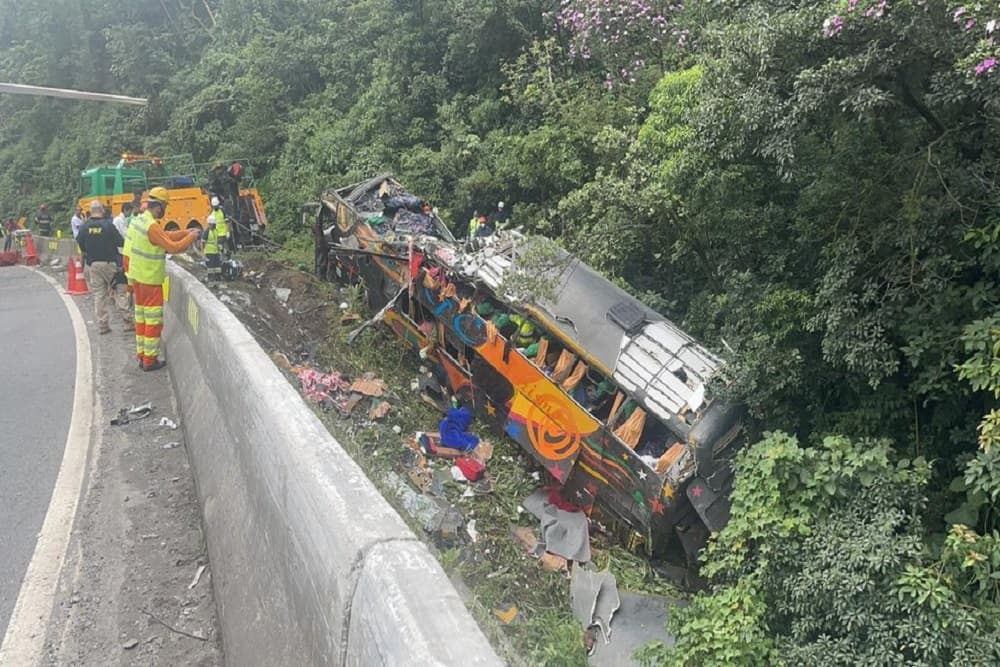 Acidente com ônibus no Paraná deixa 21 mortos e 33 feridos, diz PM