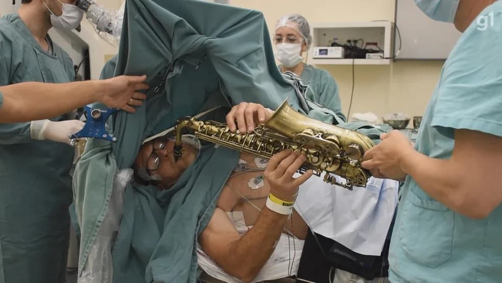 Paciente toca saxofone durante cirurgia no cérebro em Porto Alegre