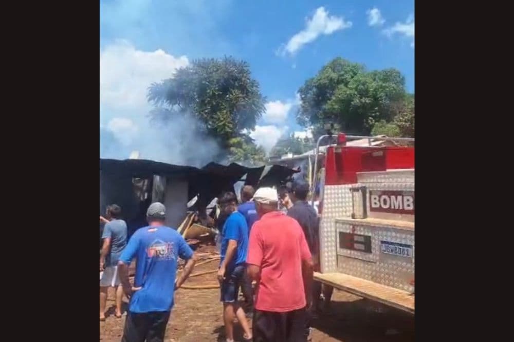 Incêndio destrói residência no centro de Chiapetta