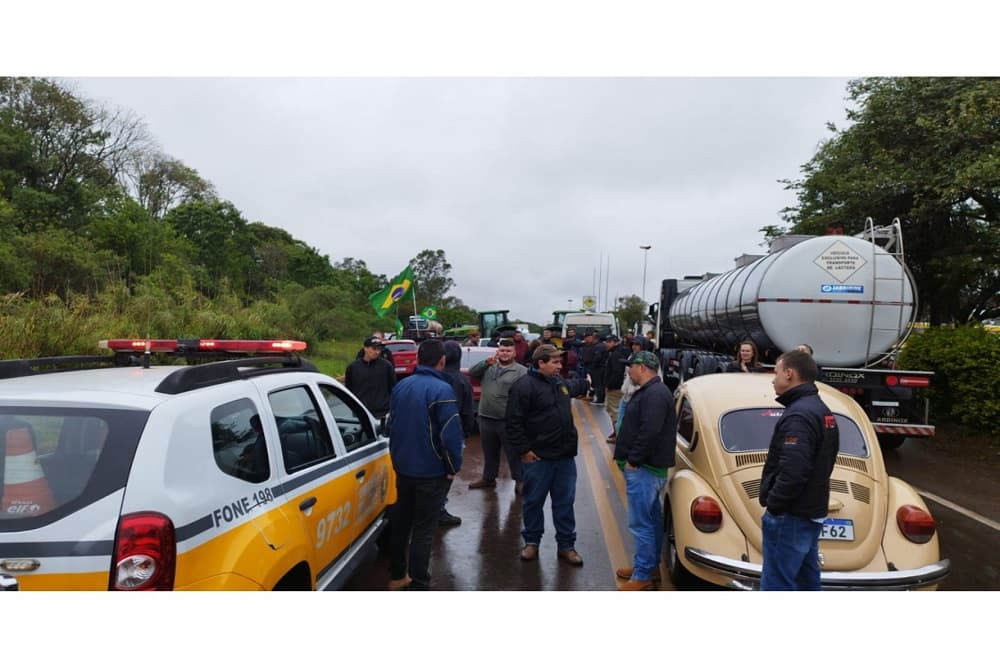 Manifestantes mantém ERS-155 bloqueada