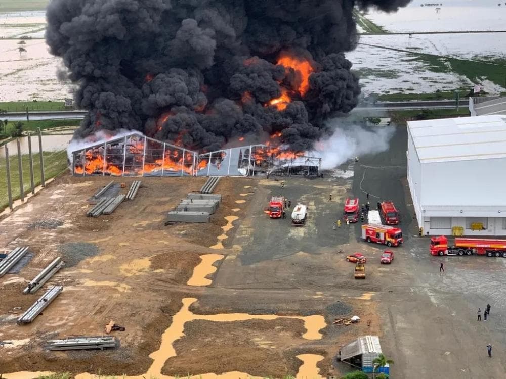 Incêndio com liberação de fumaça tóxica interdita rodovia federal em SC
