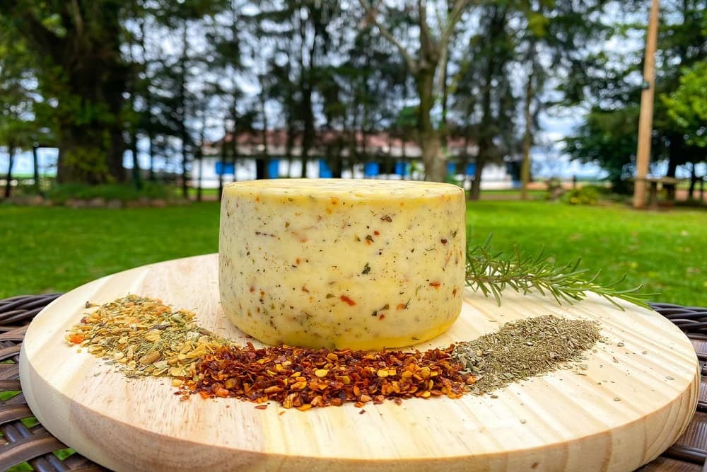 Empresa Santo-augustense Queijaria D’Nena conquista terceiro lugar em concurso de queijos e doces artesanais em Porto Alegre.