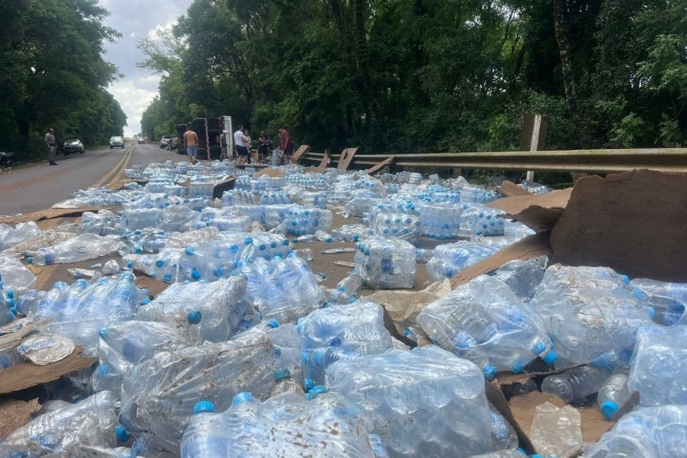 Caminhão carregado com água mineral tomba na ERS-569 entre Novo Barreiro e Palmeira das Missões