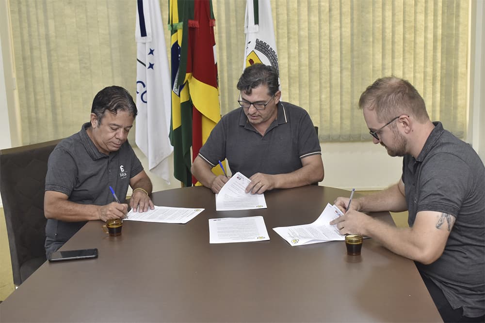 ENTREVISTA| Prefeito de São Martinho assina contrato para construção de 23 unidades habitacionais