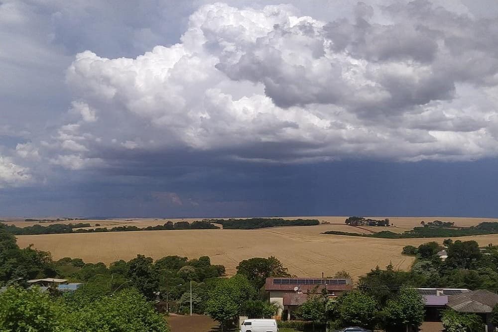 Chuva chega ao Estado neste sábado e temperaturas devem cair na próxima semana
