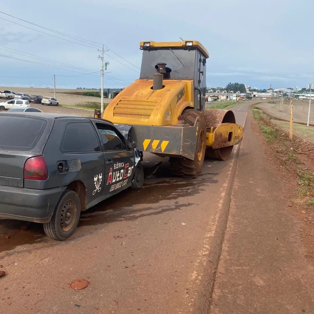 Veículo colide em rolo compressor na RSC-472, em Tenente Portela