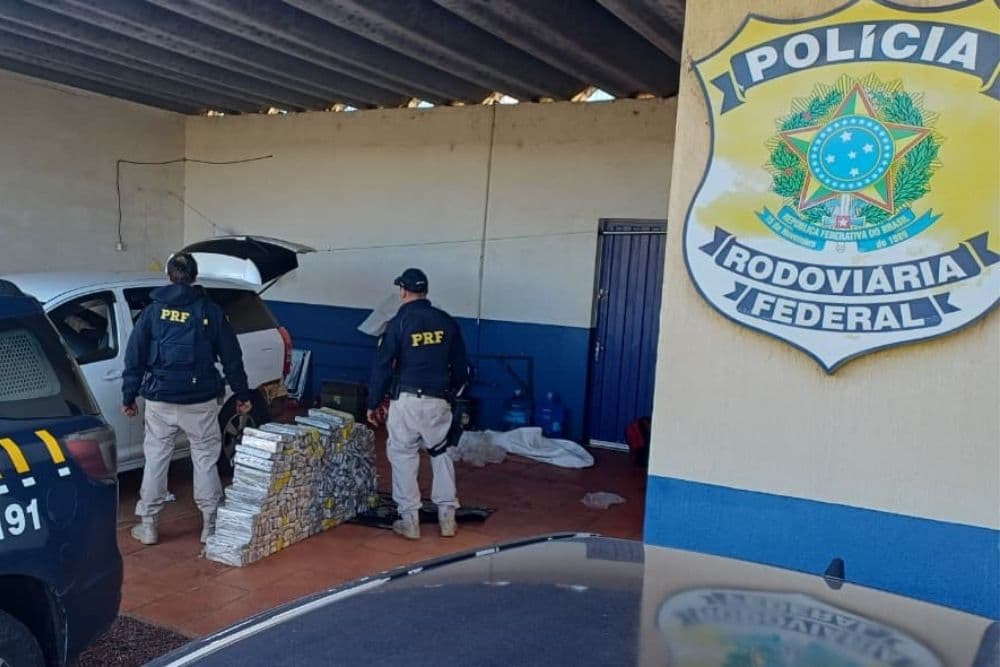 PRF prende casal paraguaio com carro carregado de maconha em Seberi