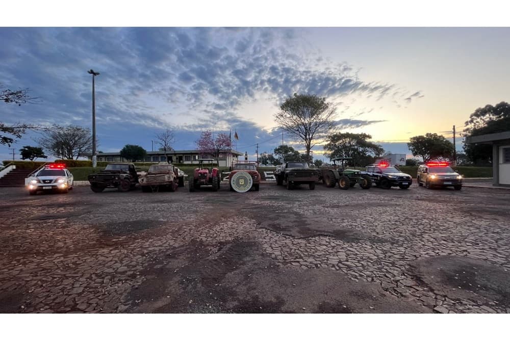 Soja de origem estrangeira, caminhões e tratores são apreendidos em Tiradentes do Sul