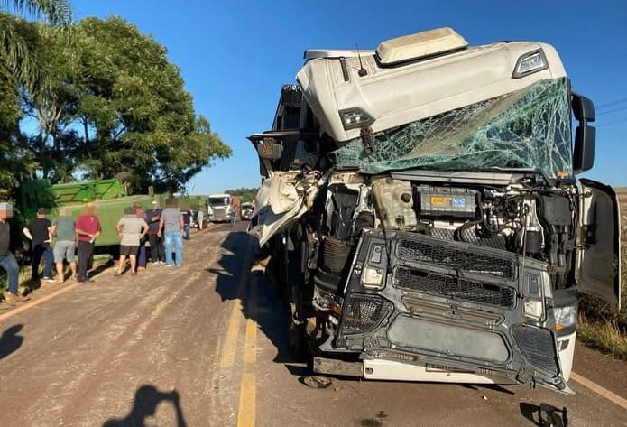 Caminhão colide com colheitadeira na ERS-514, em Ajuricaba
