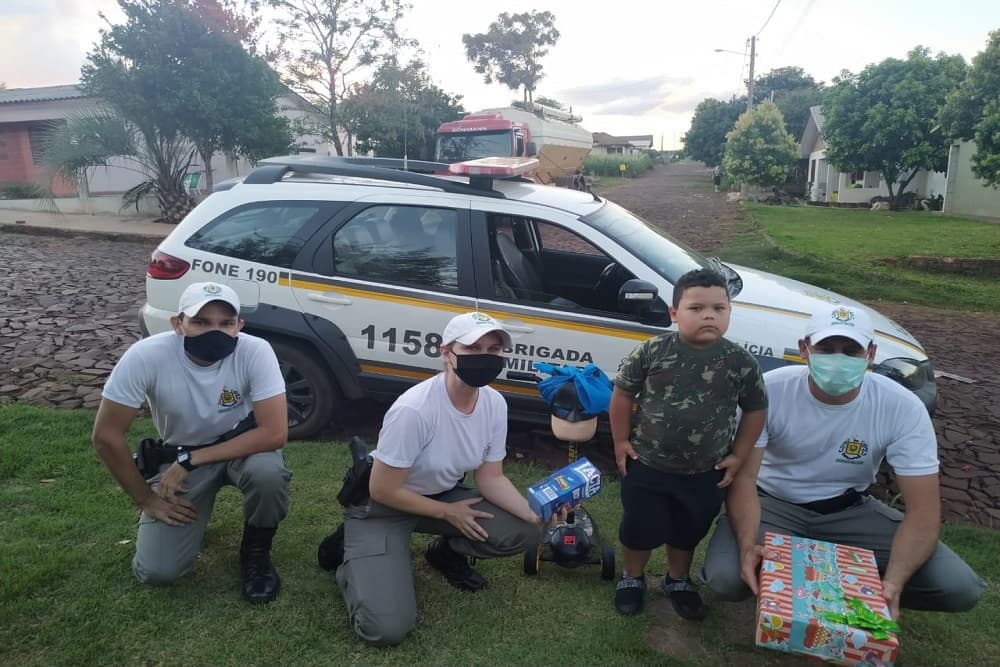 Policiais militares atendem pedidos de crianças no Natal