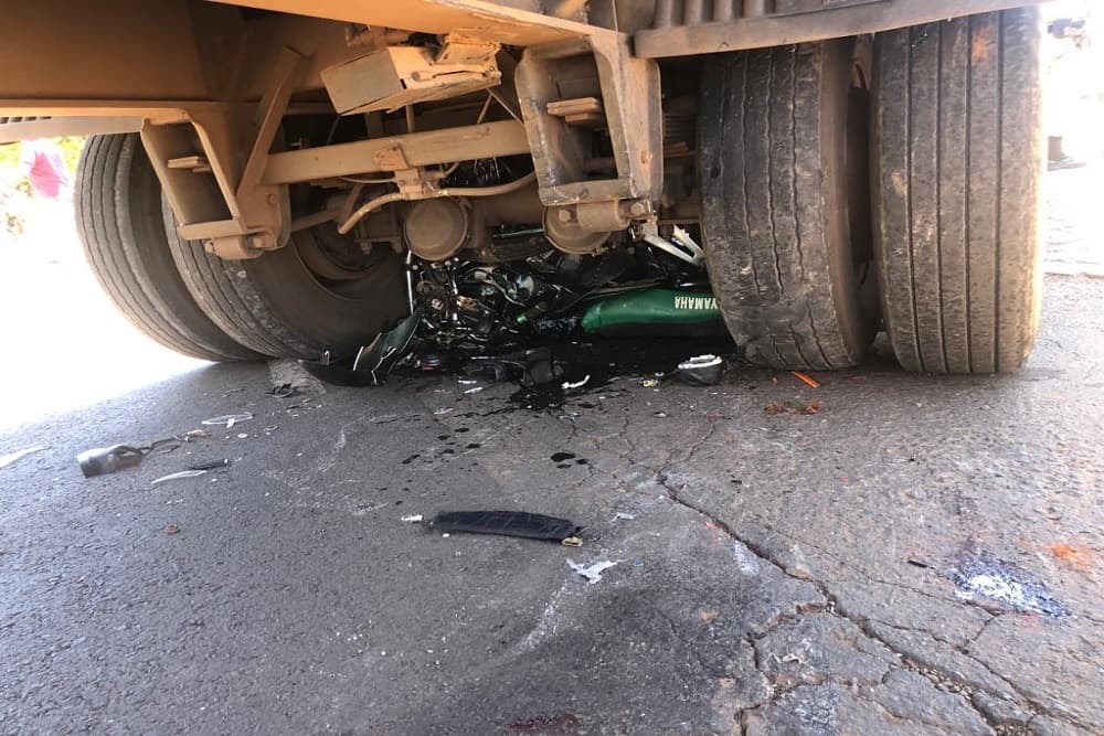 Condutor gravemente ferido e moto destruída após acidente de trânsito em Três Passos