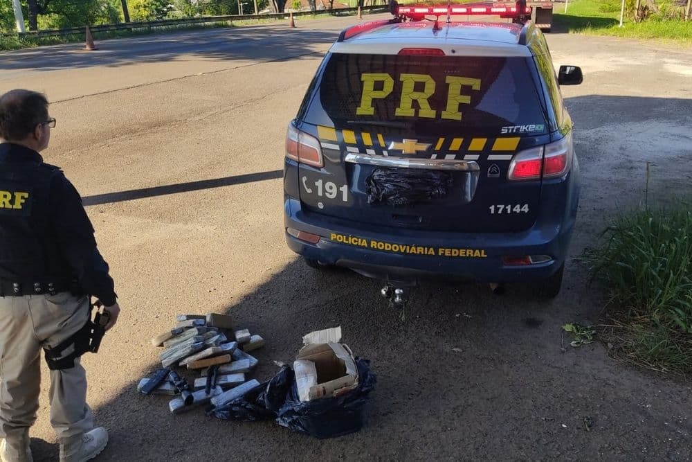 PRF apreende 15 kg de maconha e prende duas mulheres por tráfico em Cruz Alta