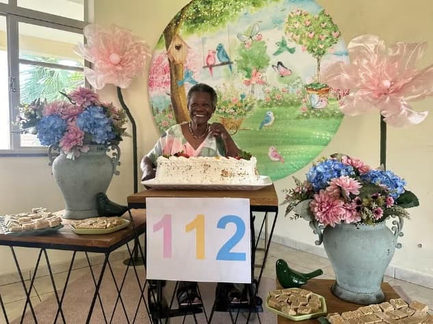 Idosa completa 112 anos e revela que o segredo para a longevidade está na alegria