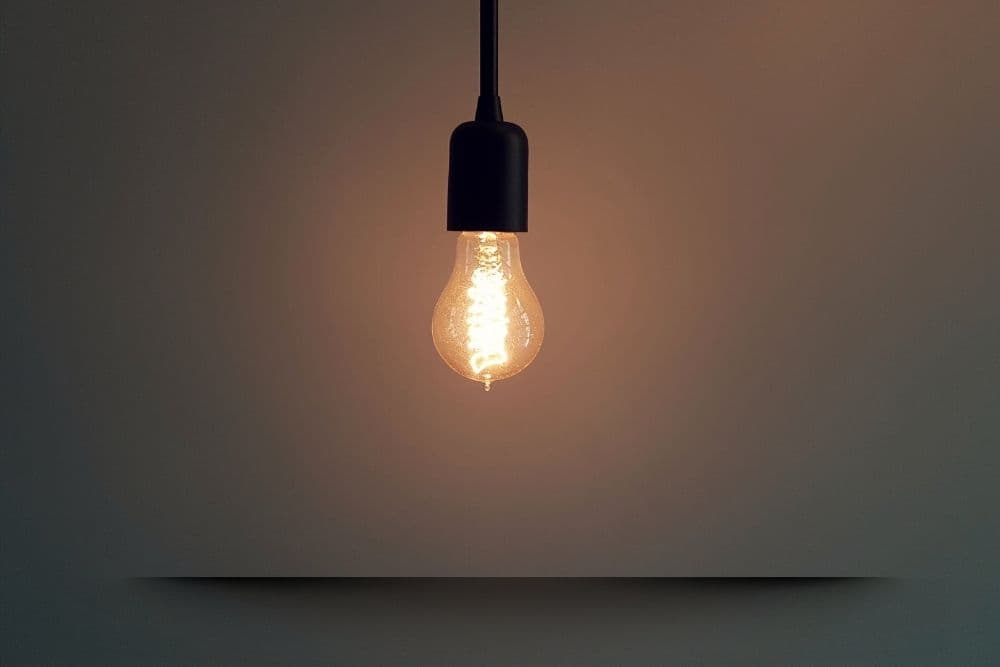 Aneel reduz bandeira para vermelha 1 na conta de luz em outubro