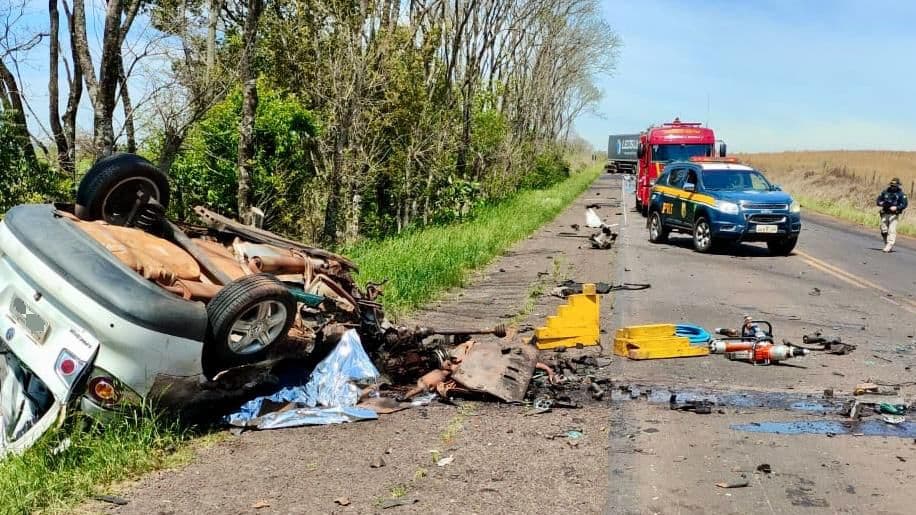 Homem de 64 anos morre após colisão entre carro e caminhão na BR-158 em Palmeira das Missões