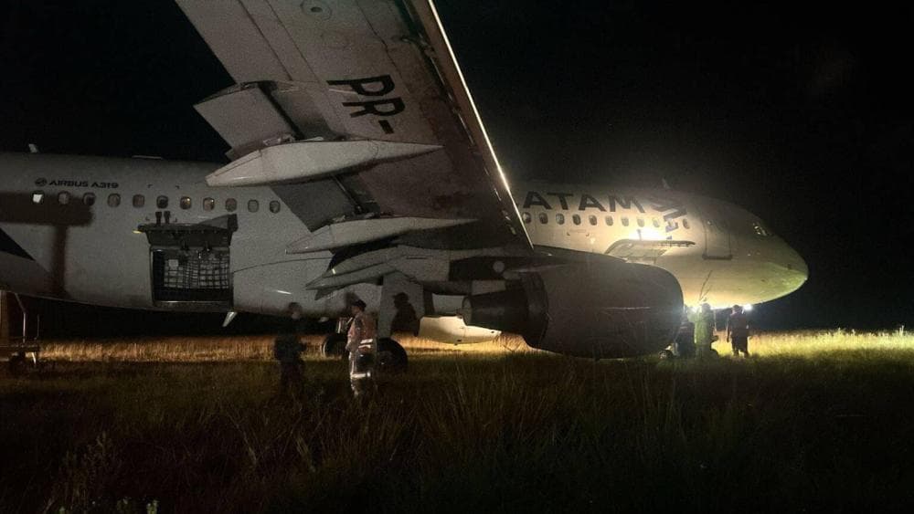 Avião sai da pista após pousar sob forte chuva em Chapecó