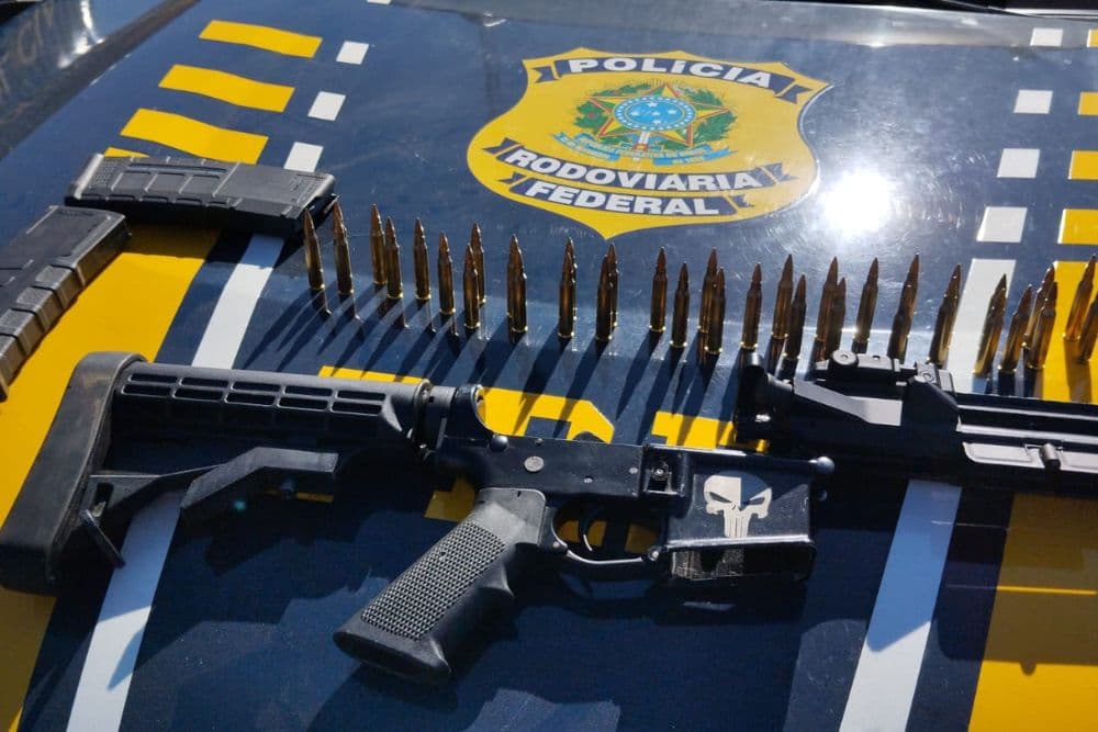 PRF prende dois homens com fuzil escondido em fundo falso de veículo