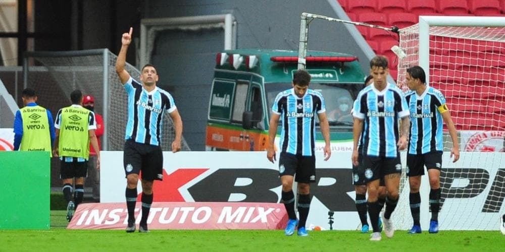 Grêmio vence o Inter de virada no Beira-Rio e larga em vantagem na final do Gauchão