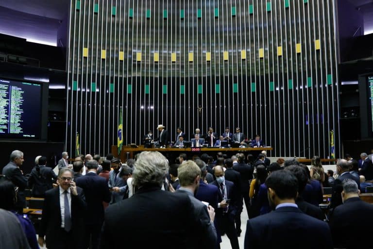 Aprovada PEC que cria estado de emergência para ampliar benefícios sociais