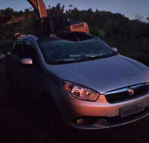 Carro tem teto arrancado em acidente com máquina no interior de Crissiumal