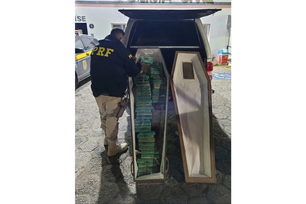 PRF apreende 50 kg de crack em caixão funerário