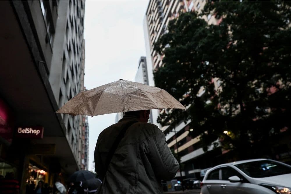 Frente fria avança pelo RS e traz chuva forte e queda de temperatura no início da semana