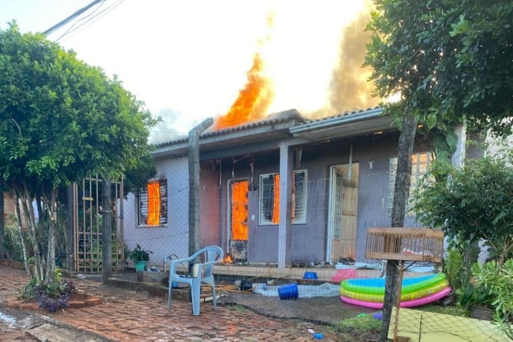 Residência é consumida por incêndio em Santo Augusto