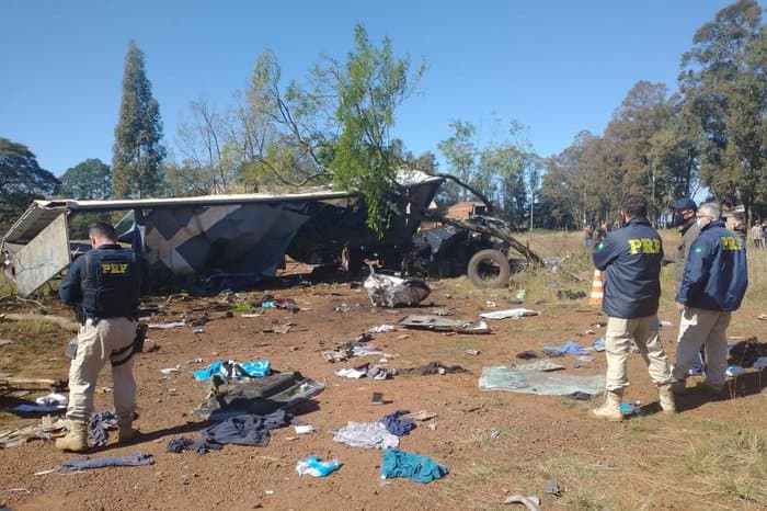 Após fugir de aduana em alta velocidade, motorista de carreta se envolve em acidente e morre na BR-285