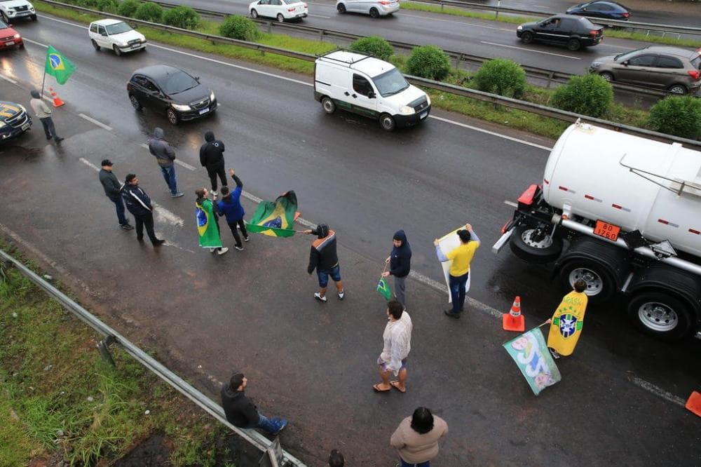 Manifestantes apoiadores de Jair Bolsonaro bloqueiam rodovias