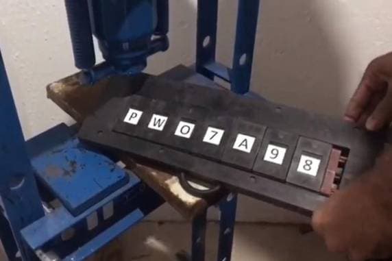 Polícia Civil fecha fábrica de placas falsas para veículos em Alvorada