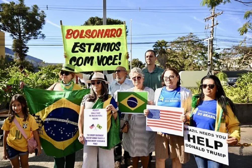 Bolsonaro sai da prisão domiciliar para realizar exames em Brasília, apoiadores o aguardavam em frente ao Hospital