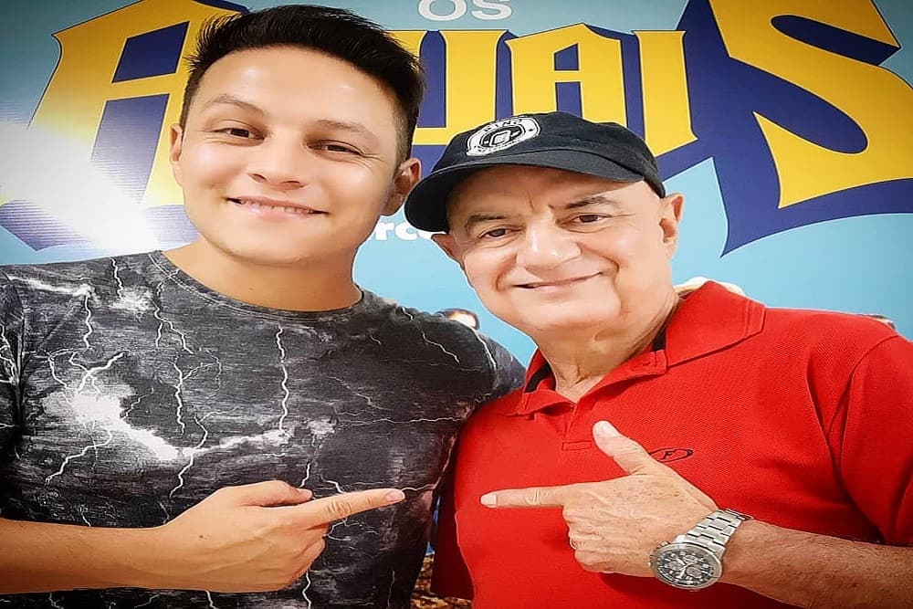 Pino voltará aos palcos da Banda Os Atuais durante recuperação de Paulinho Dill