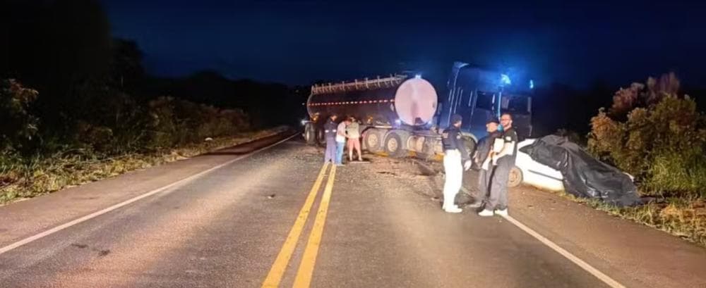 Cinco pessoas morrem após carro invadir contramão e bater de frente com caminhão no PR