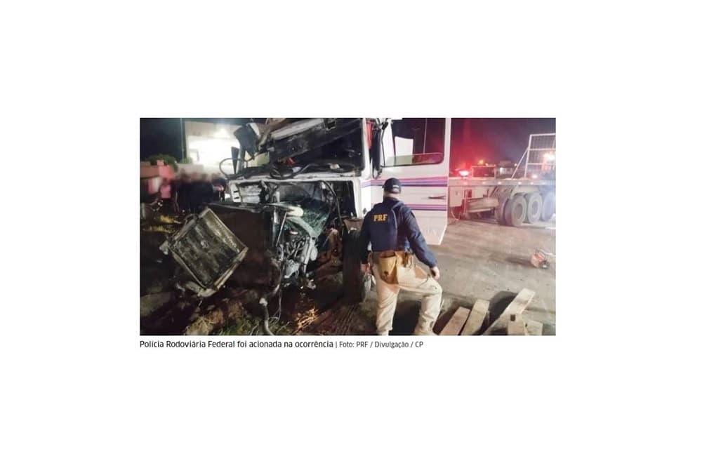 Três ocupantes de carro morrem após acidente com caminhão carregado de madeira em Santa Maria, diz PRF