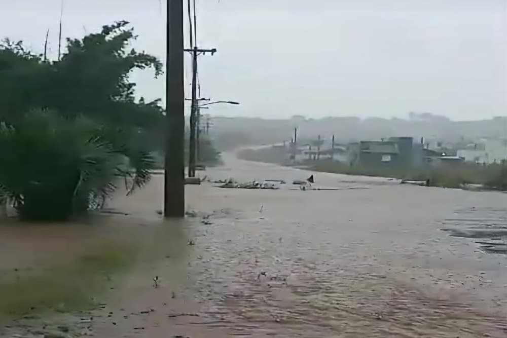 Chuva forte provoca alagamentos em São Sepé e destelha casas em Santo Antônio das Missões